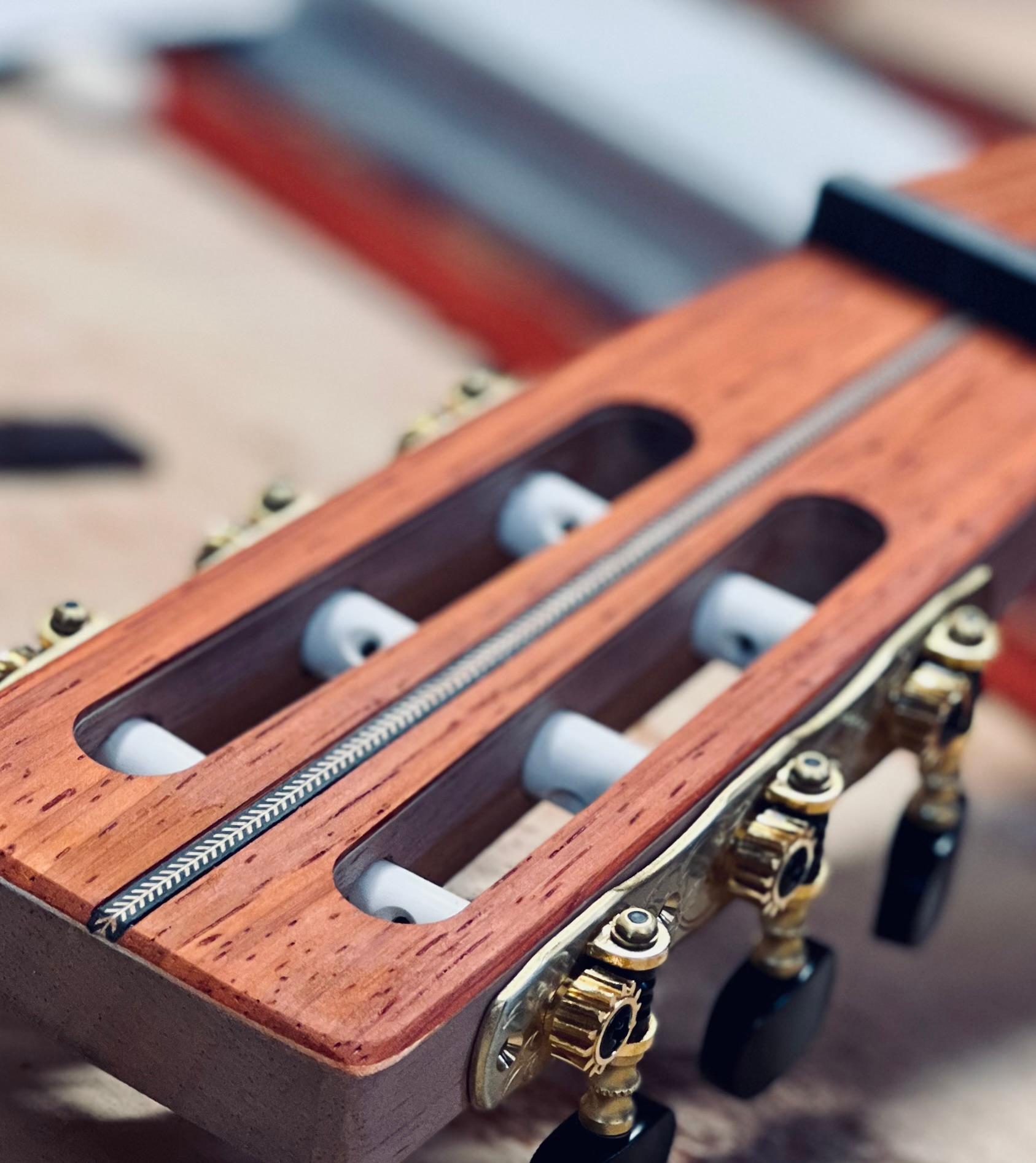 Hawaiian Koa 000 — 12 Fret — 000, Hawaiian koa, ribbon figure